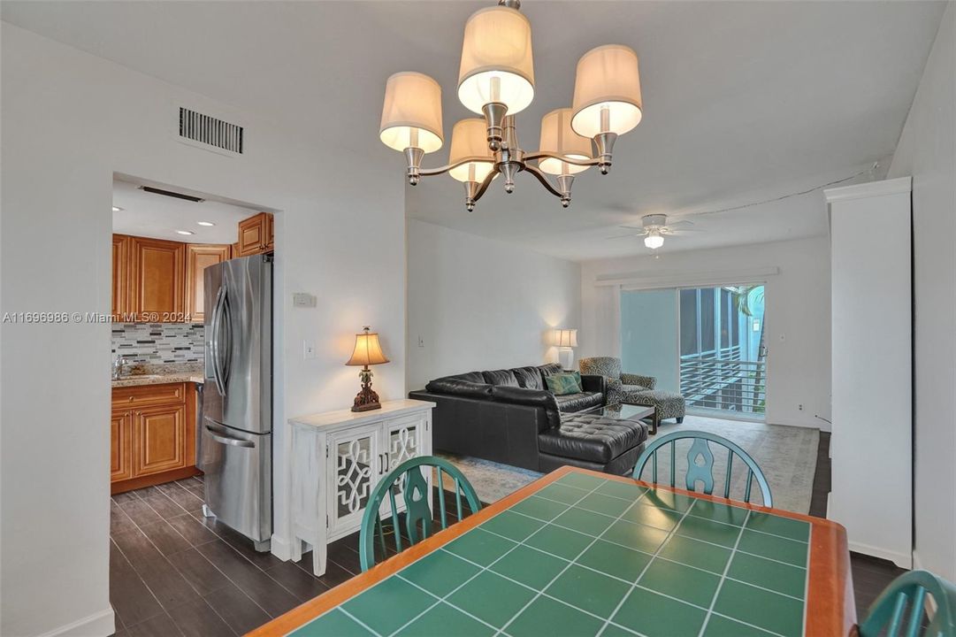 For Sale: $349,900 (2 beds, 2 baths, 966 Square Feet)