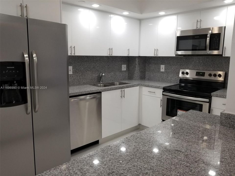 For Sale: $350,000 (2 beds, 2 baths, 1268 Square Feet)