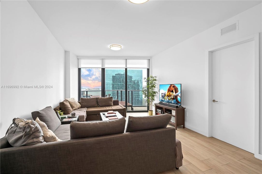 For Sale: $655,000 (1 beds, 1 baths, 699 Square Feet)