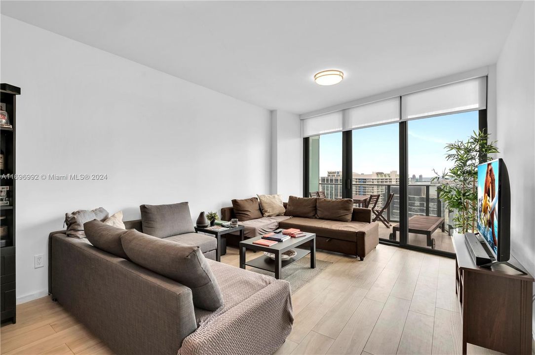 For Sale: $655,000 (1 beds, 1 baths, 699 Square Feet)