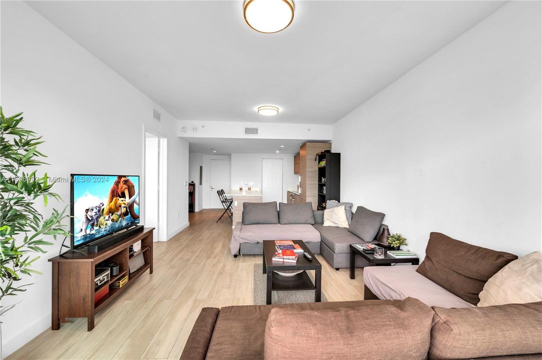 For Sale: $655,000 (1 beds, 1 baths, 699 Square Feet)