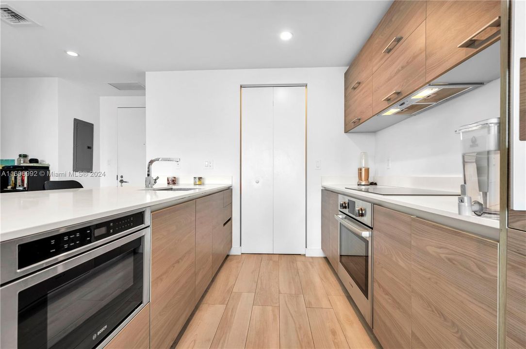 For Sale: $655,000 (1 beds, 1 baths, 699 Square Feet)