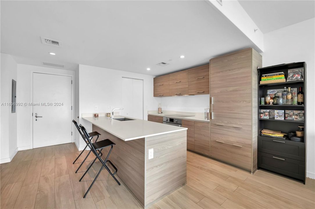 For Sale: $655,000 (1 beds, 1 baths, 699 Square Feet)