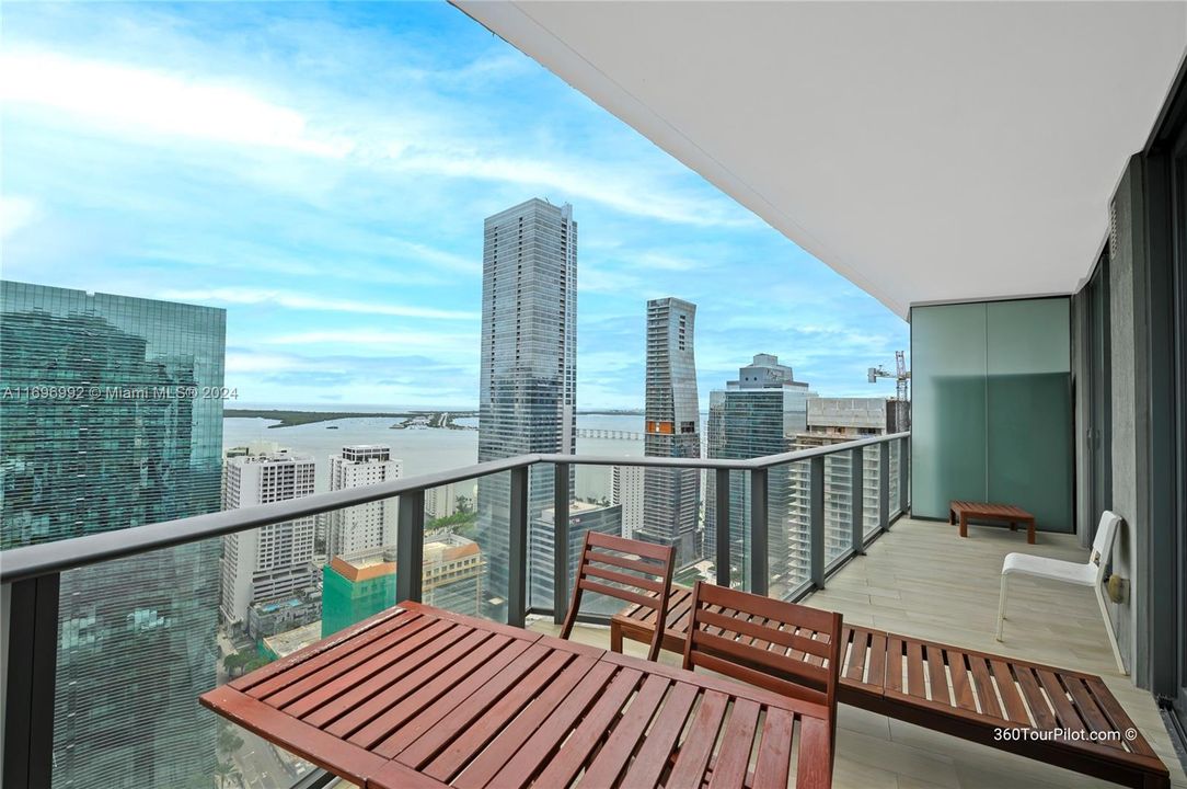 For Sale: $655,000 (1 beds, 1 baths, 699 Square Feet)