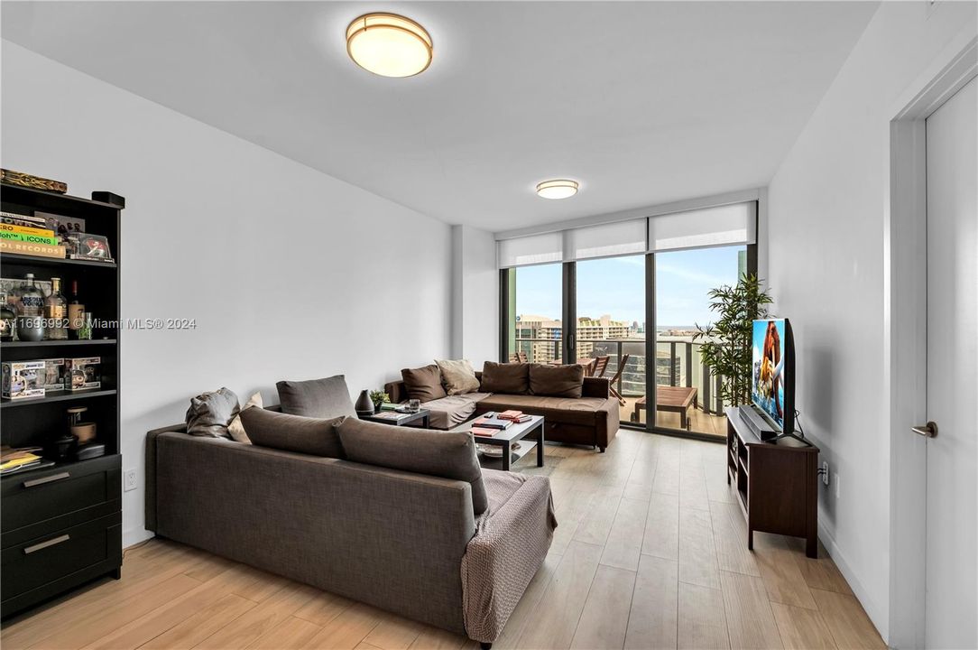 For Sale: $655,000 (1 beds, 1 baths, 699 Square Feet)