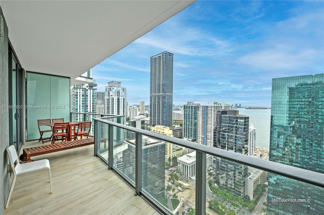 For Sale: $655,000 (1 beds, 1 baths, 699 Square Feet)