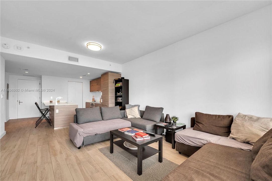 For Sale: $655,000 (1 beds, 1 baths, 699 Square Feet)