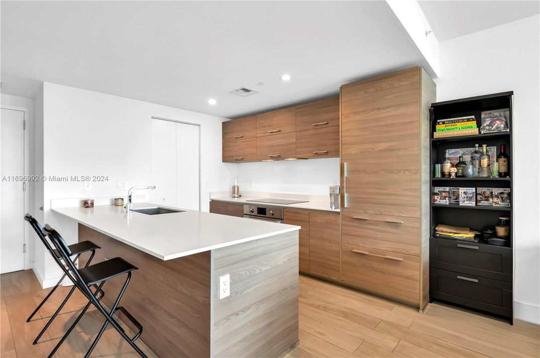 For Sale: $655,000 (1 beds, 1 baths, 699 Square Feet)