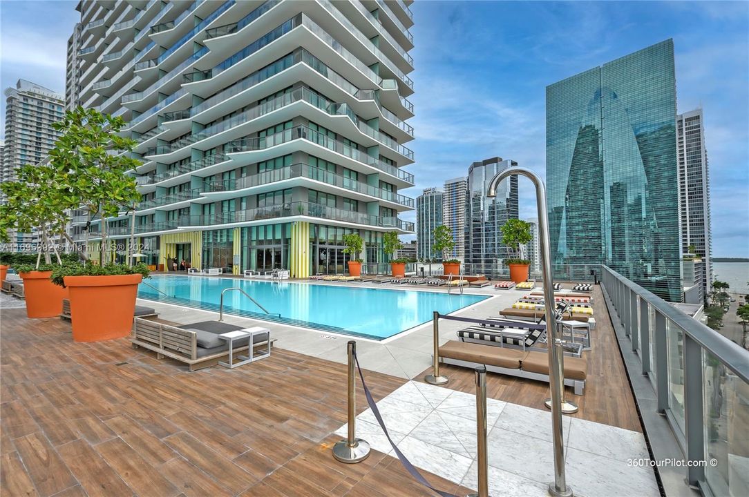 For Sale: $655,000 (1 beds, 1 baths, 699 Square Feet)