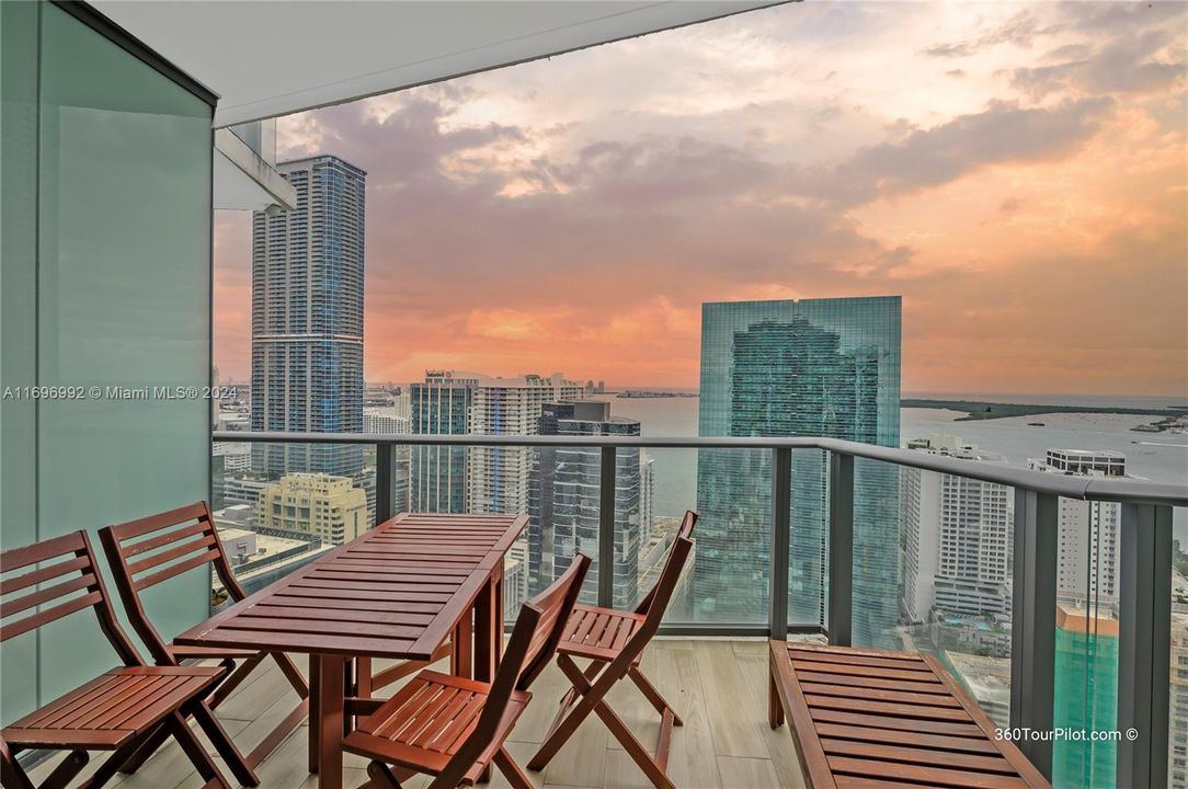 For Sale: $655,000 (1 beds, 1 baths, 699 Square Feet)