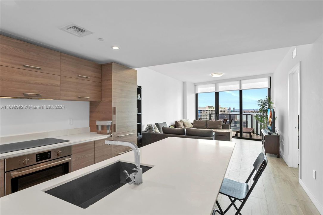 For Sale: $655,000 (1 beds, 1 baths, 699 Square Feet)