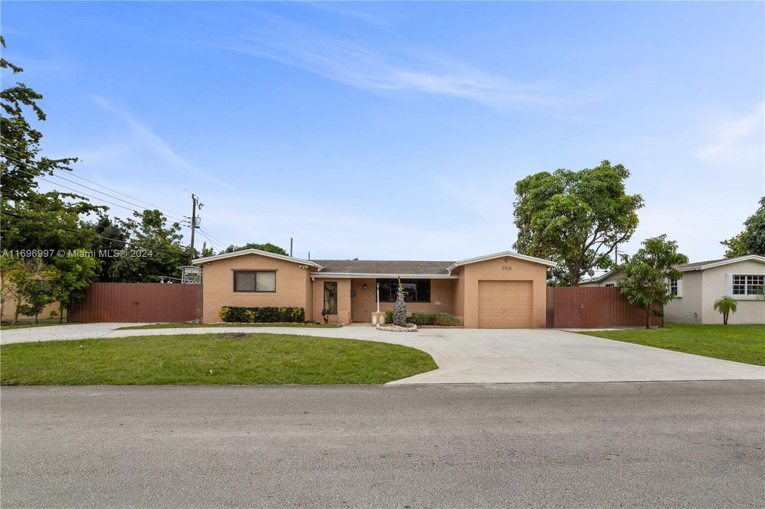 For Sale: $570,000 (3 beds, 2 baths, 1384 Square Feet)