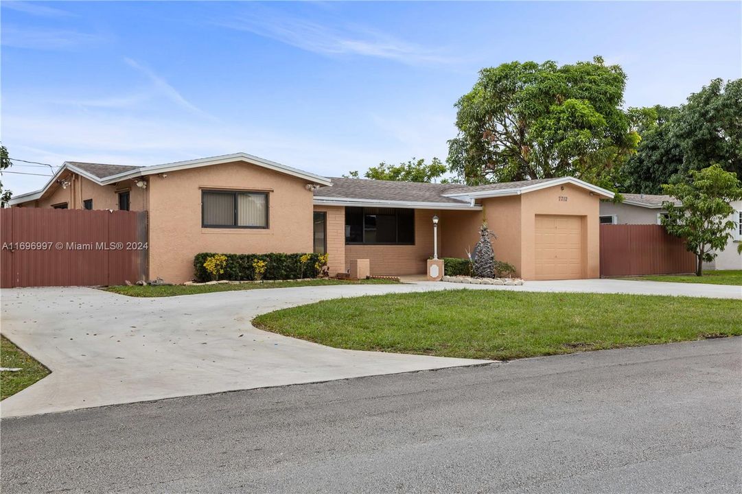 For Sale: $570,000 (3 beds, 2 baths, 1384 Square Feet)