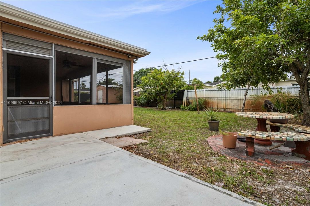 For Sale: $570,000 (3 beds, 2 baths, 1384 Square Feet)