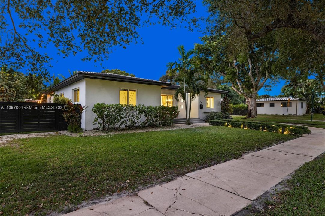 For Sale: $1,395,000 (3 beds, 2 baths, 1798 Square Feet)