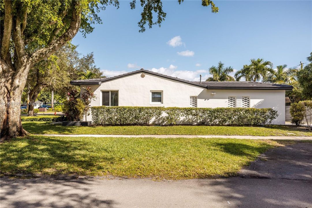 For Sale: $1,395,000 (3 beds, 2 baths, 1798 Square Feet)