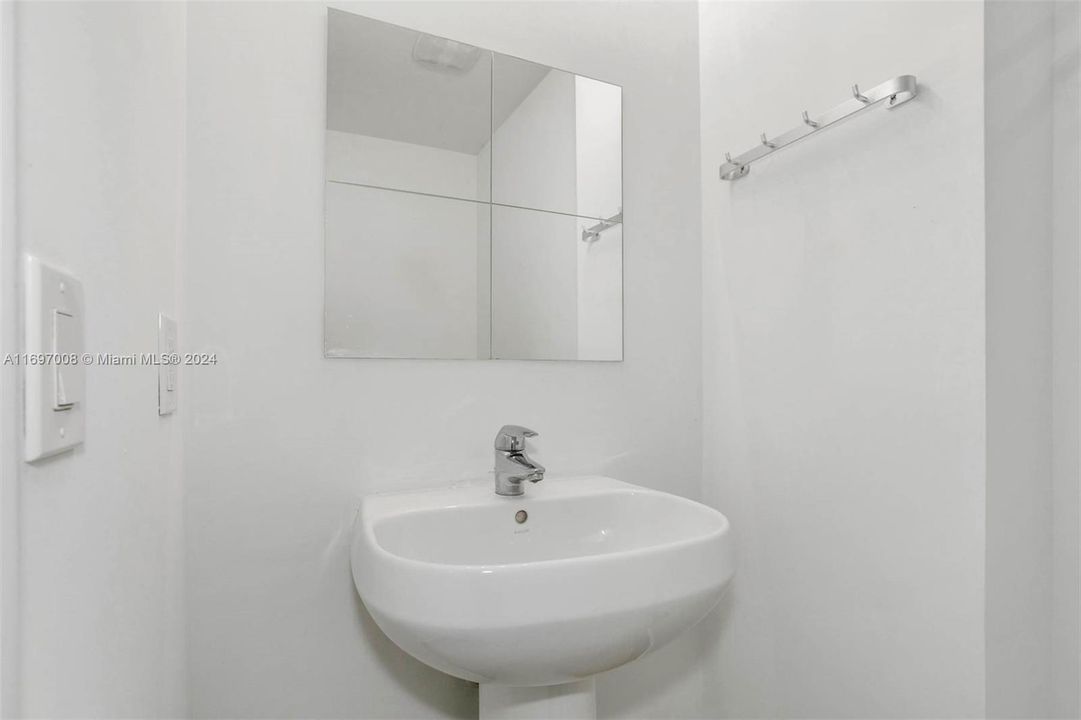 For Sale: $425,000 (1 beds, 1 baths, 799 Square Feet)