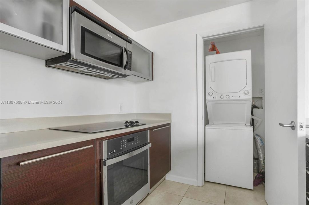 For Sale: $425,000 (1 beds, 1 baths, 799 Square Feet)