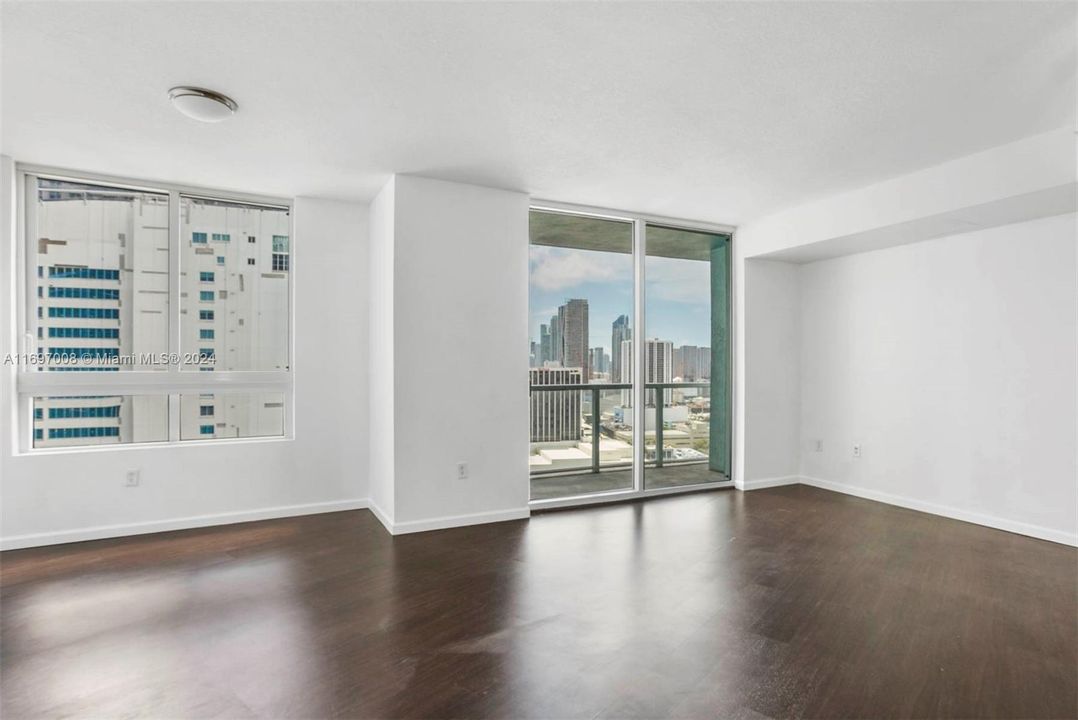 For Sale: $425,000 (1 beds, 1 baths, 799 Square Feet)