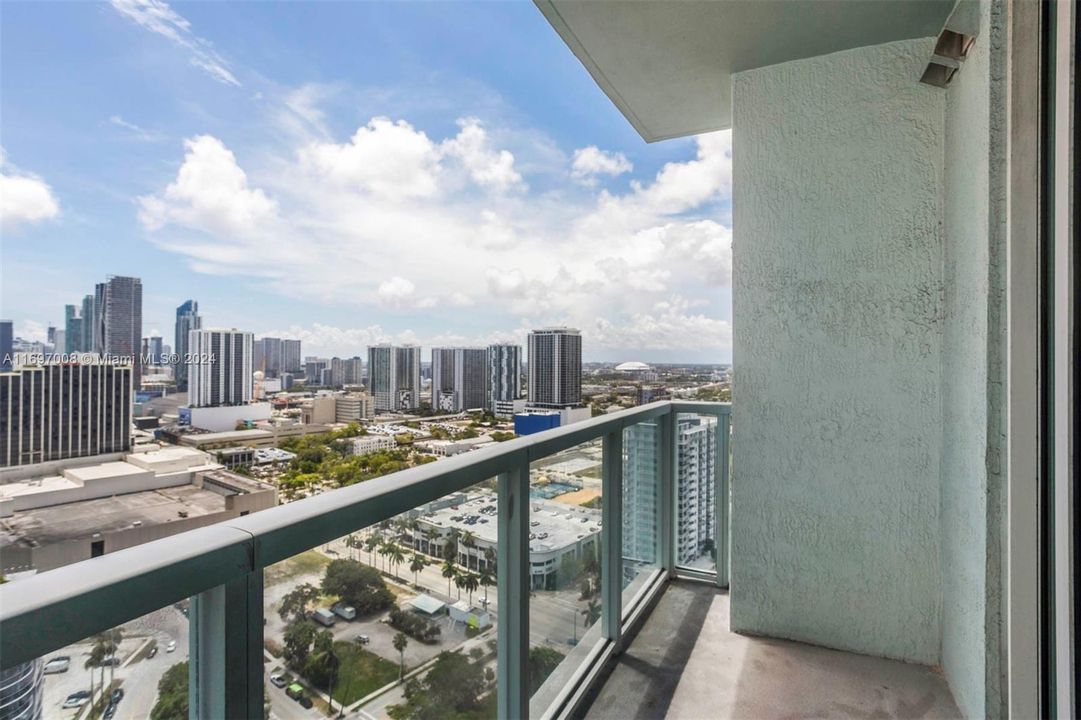 For Sale: $425,000 (1 beds, 1 baths, 799 Square Feet)