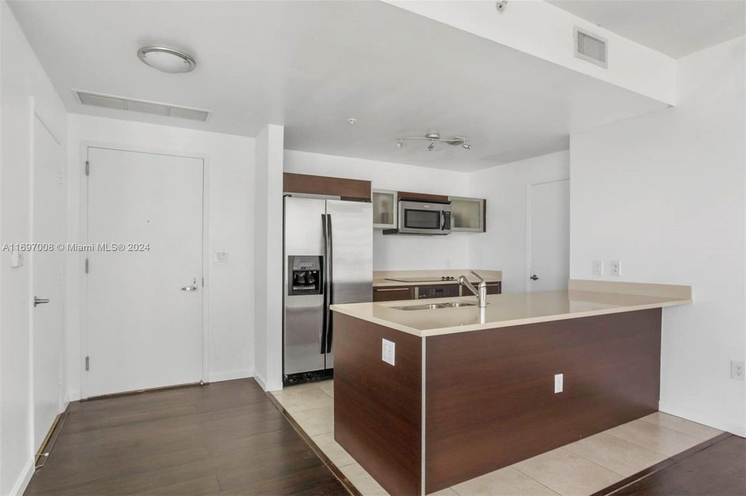 For Sale: $425,000 (1 beds, 1 baths, 799 Square Feet)