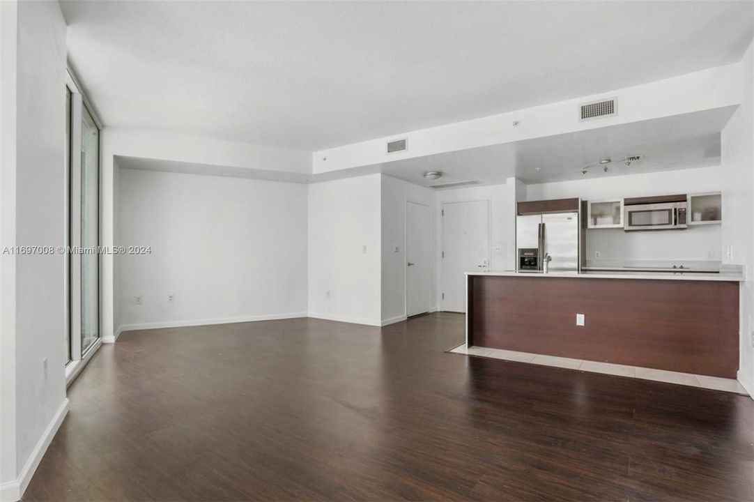 For Sale: $425,000 (1 beds, 1 baths, 799 Square Feet)