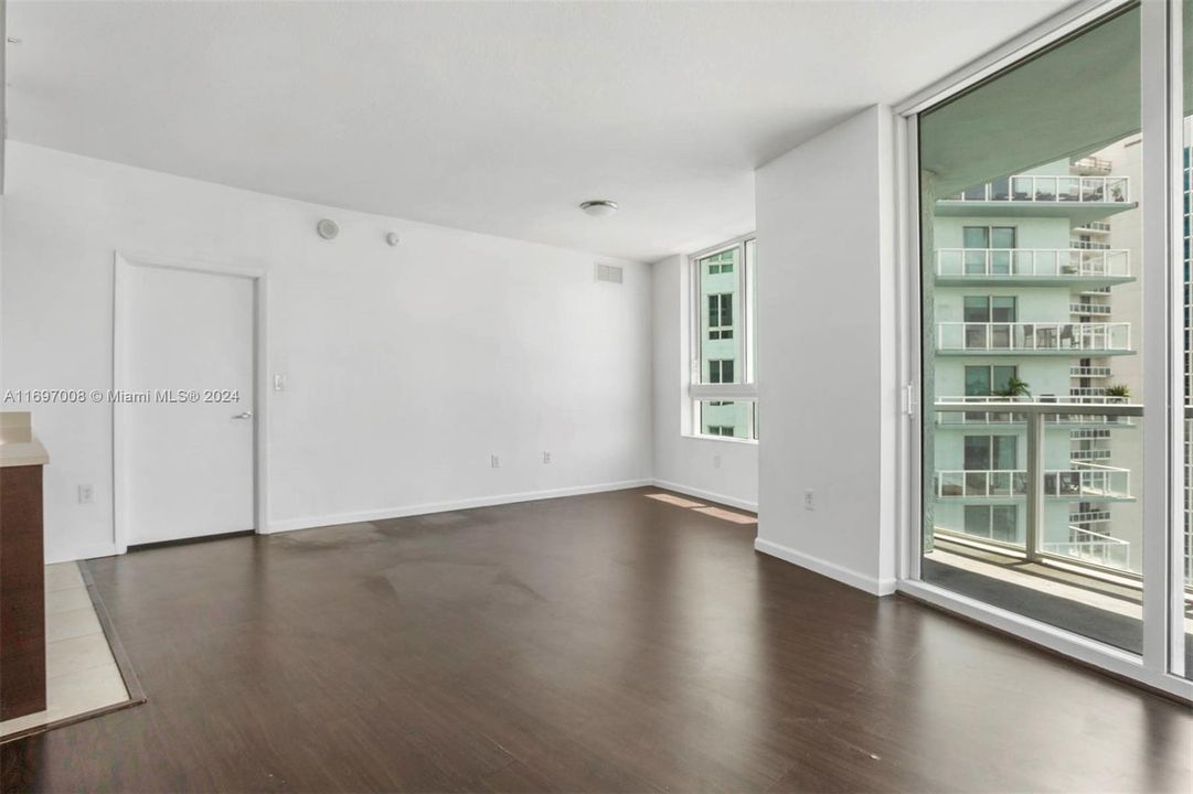 For Sale: $425,000 (1 beds, 1 baths, 799 Square Feet)