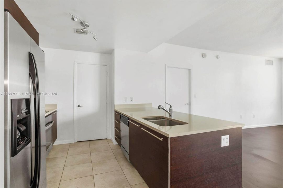 For Sale: $425,000 (1 beds, 1 baths, 799 Square Feet)