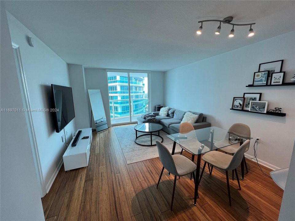 For Sale: $569,000 (1 beds, 1 baths, 791 Square Feet)