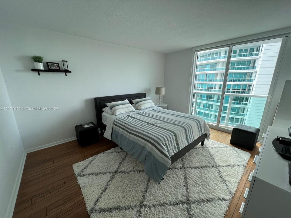 For Sale: $569,000 (1 beds, 1 baths, 791 Square Feet)