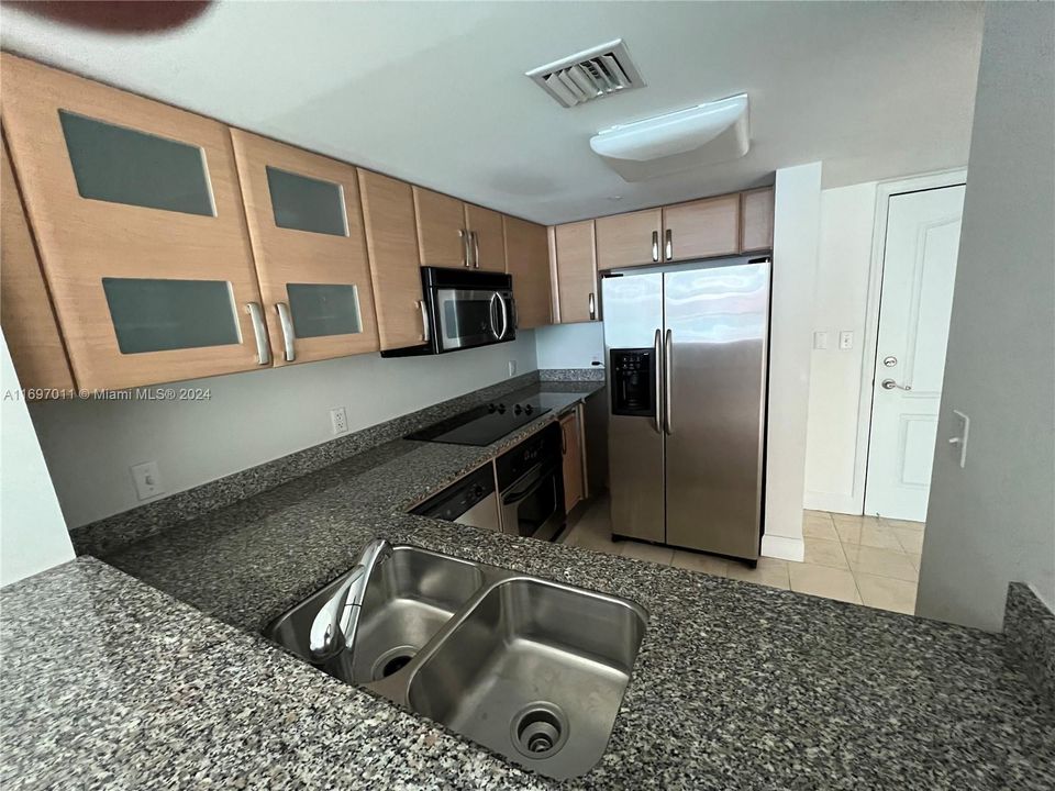 For Sale: $569,000 (1 beds, 1 baths, 791 Square Feet)