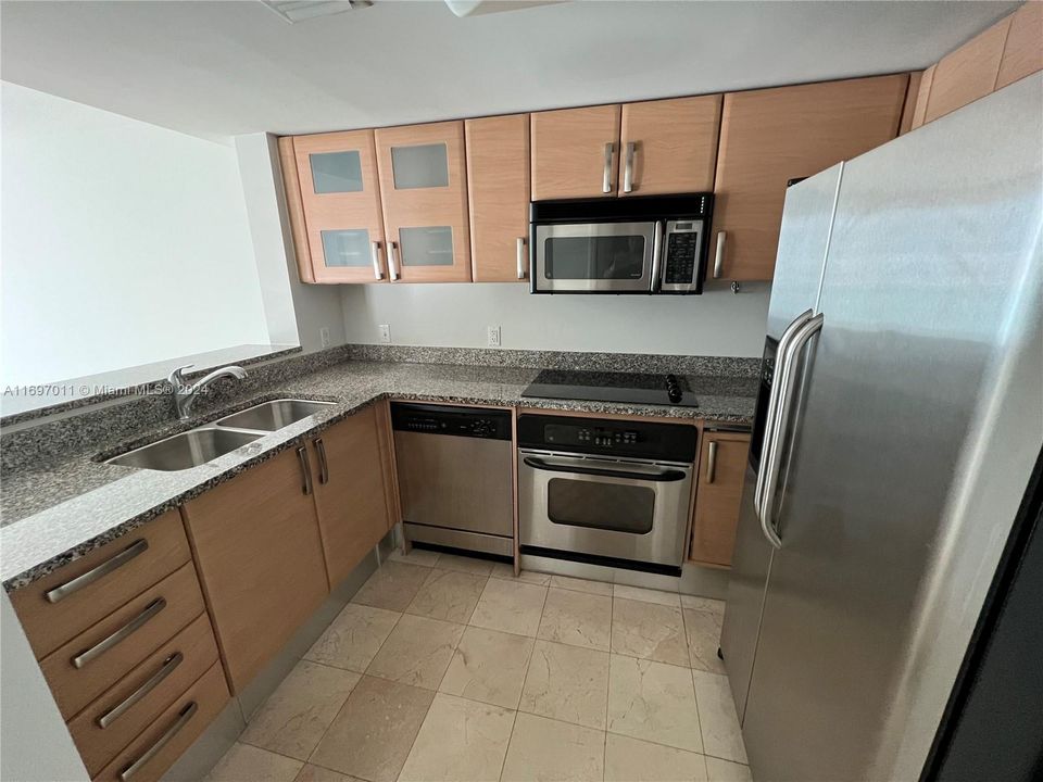 For Sale: $569,000 (1 beds, 1 baths, 791 Square Feet)