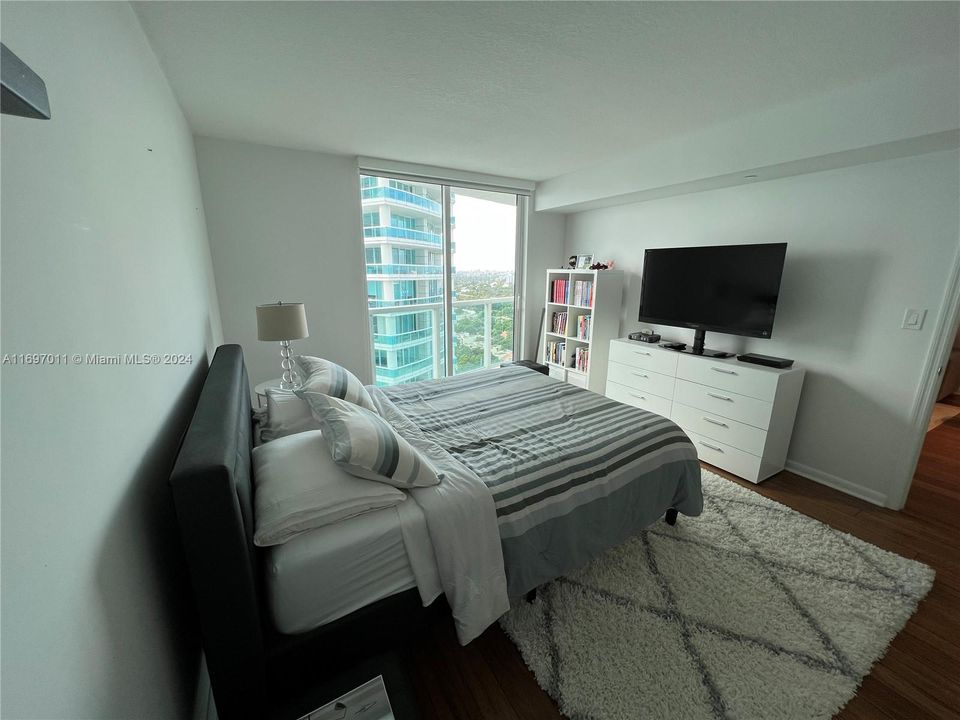 For Sale: $569,000 (1 beds, 1 baths, 791 Square Feet)