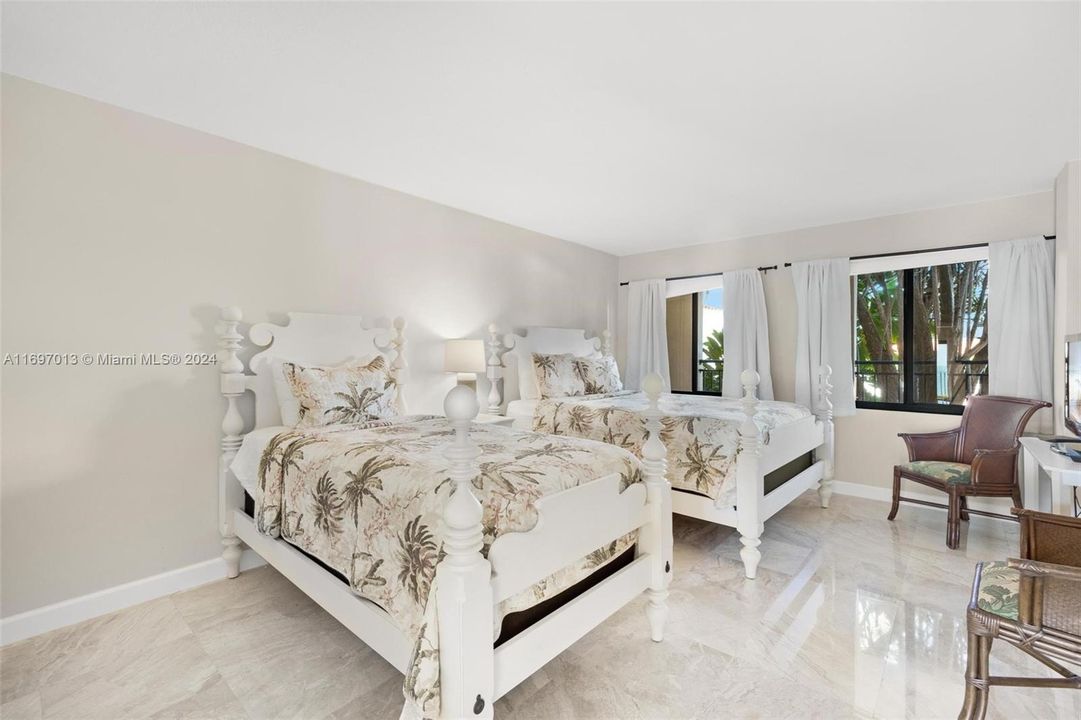 For Sale: $875,000 (2 beds, 2 baths, 1260 Square Feet)