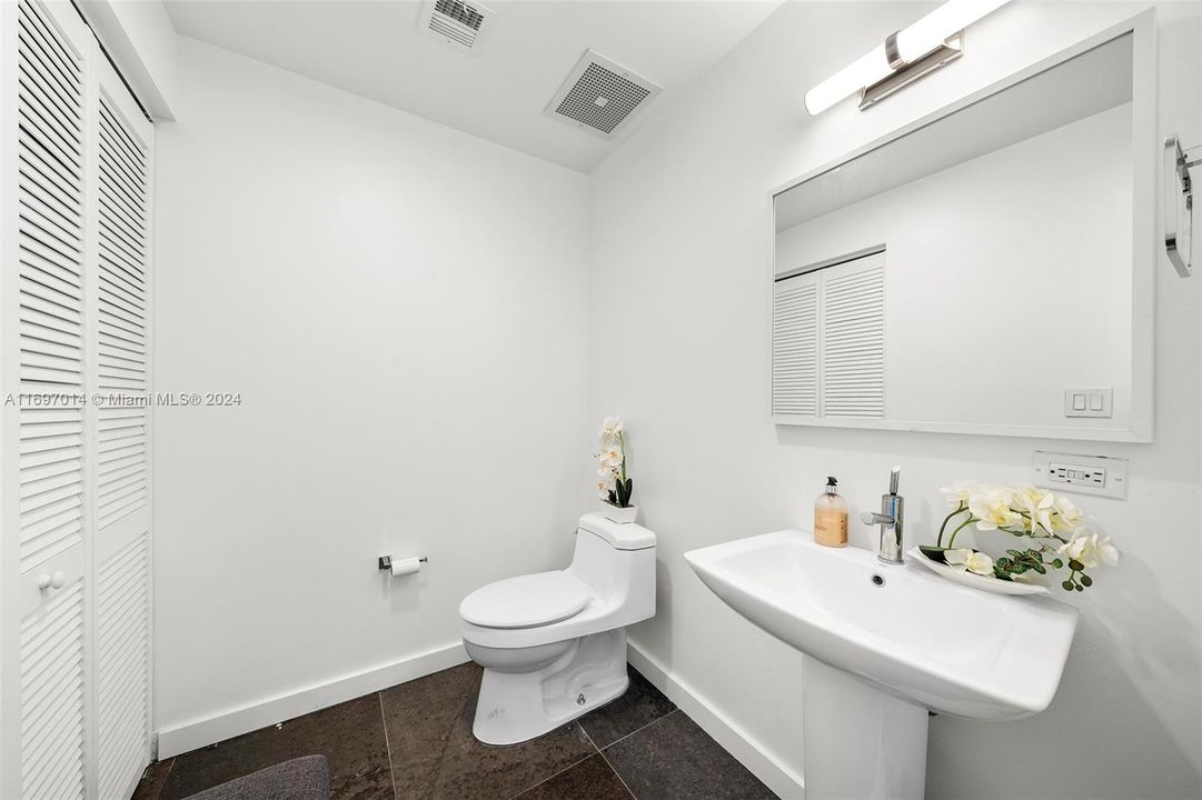 For Sale: $689,000 (2 beds, 2 baths, 1090 Square Feet)