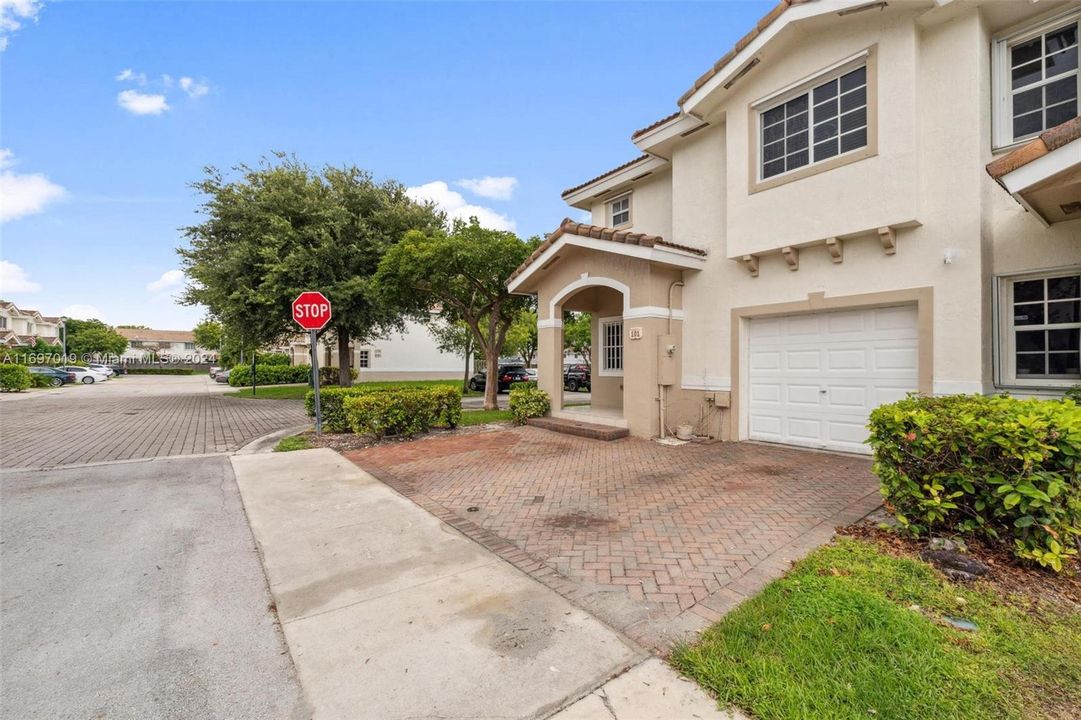 For Sale: $395,000 (3 beds, 2 baths, 1676 Square Feet)