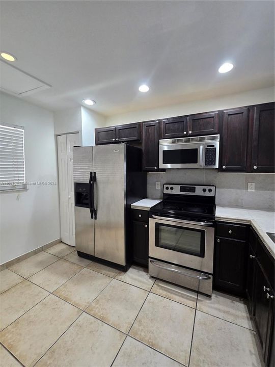 For Rent: $2,100 (2 beds, 2 baths, 956 Square Feet)