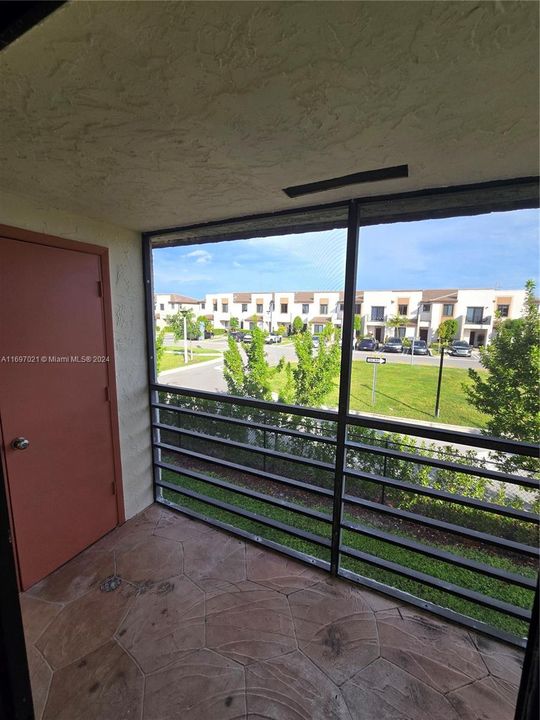 For Rent: $2,100 (2 beds, 2 baths, 956 Square Feet)