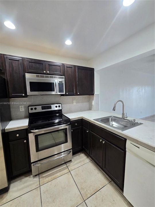 For Rent: $2,100 (2 beds, 2 baths, 956 Square Feet)