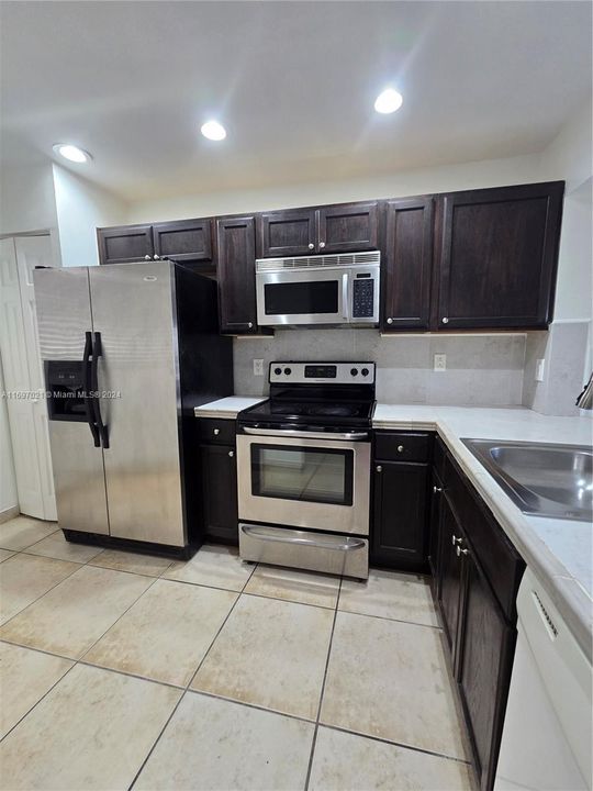 For Rent: $2,100 (2 beds, 2 baths, 956 Square Feet)