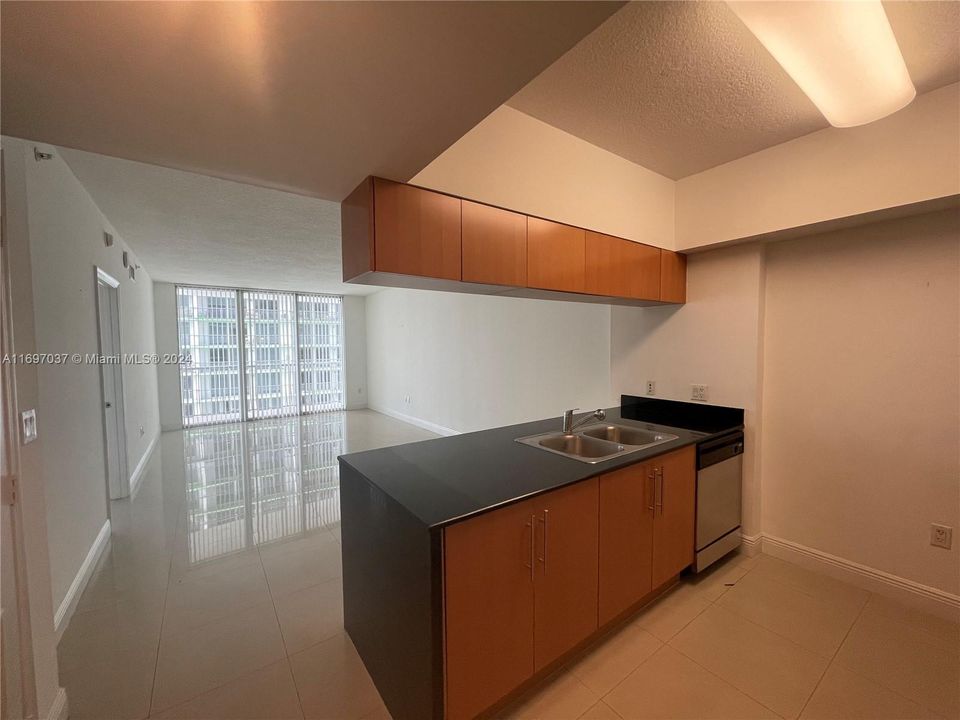 For Rent: $2,600 (1 beds, 1 baths, 821 Square Feet)