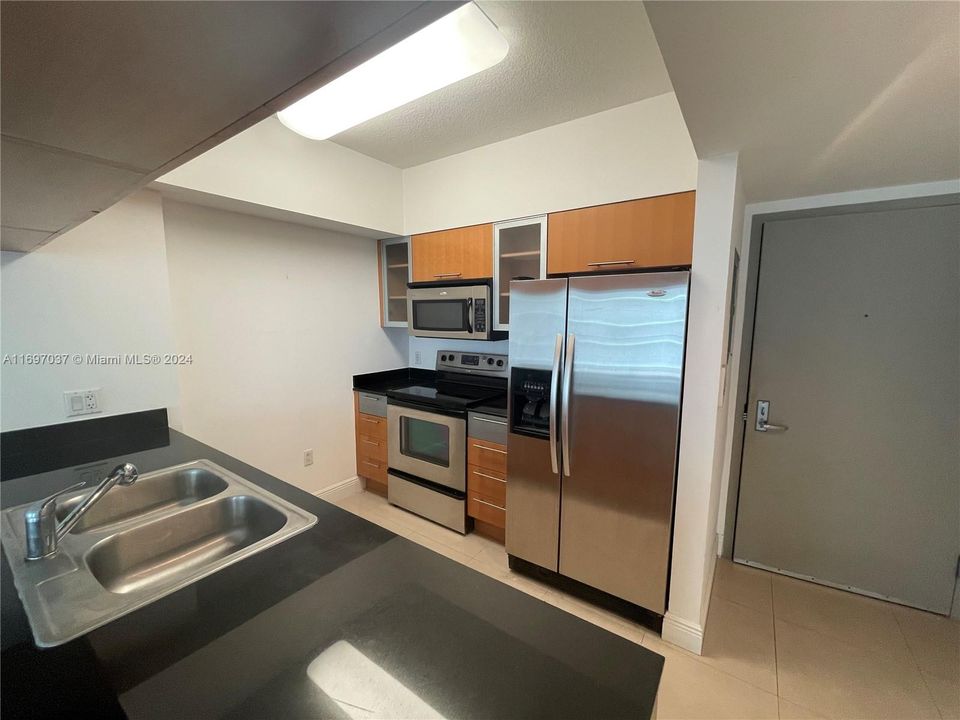 For Rent: $2,600 (1 beds, 1 baths, 821 Square Feet)