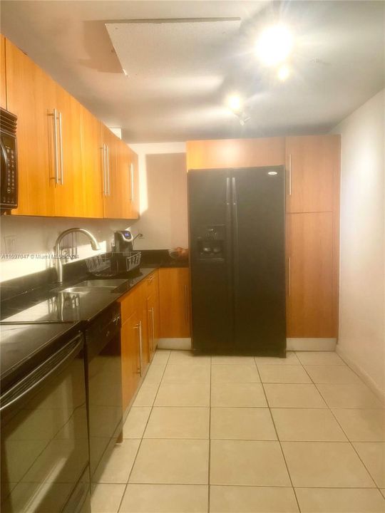 For Rent: $2,300 (1 beds, 1 baths, 883 Square Feet)