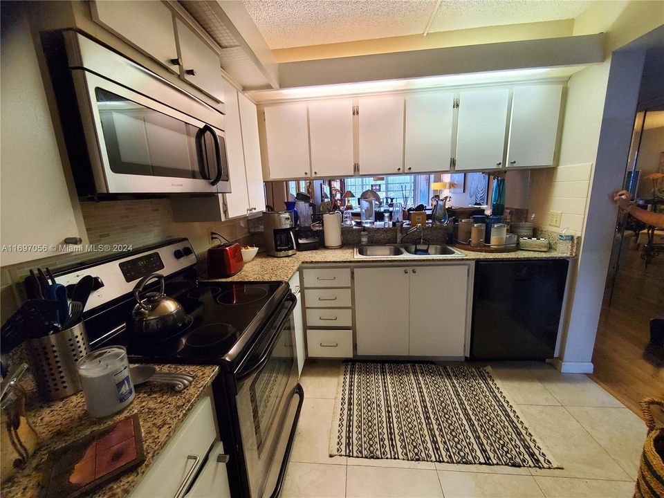 For Rent: $2,300 (2 beds, 2 baths, 1385 Square Feet)