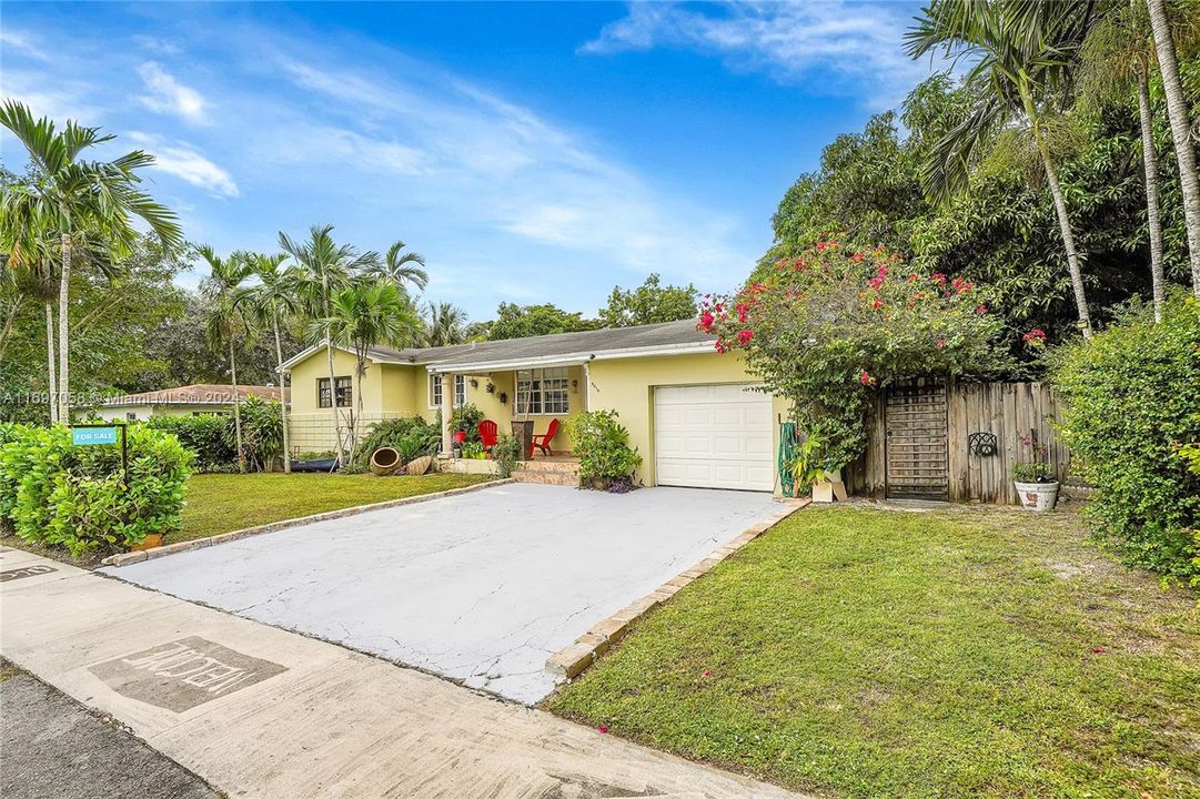 For Sale: $729,000 (3 beds, 2 baths, 1174 Square Feet)