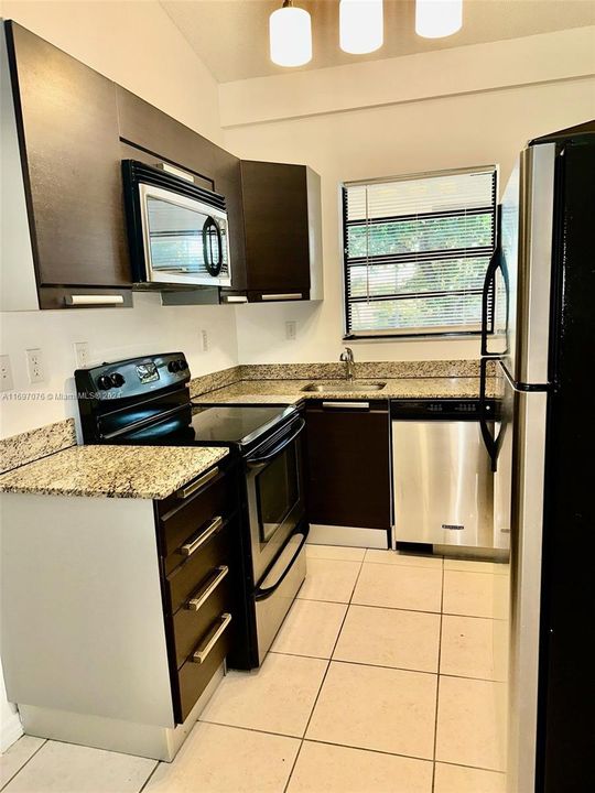 For Rent: $2,000 (2 beds, 2 baths, 868 Square Feet)