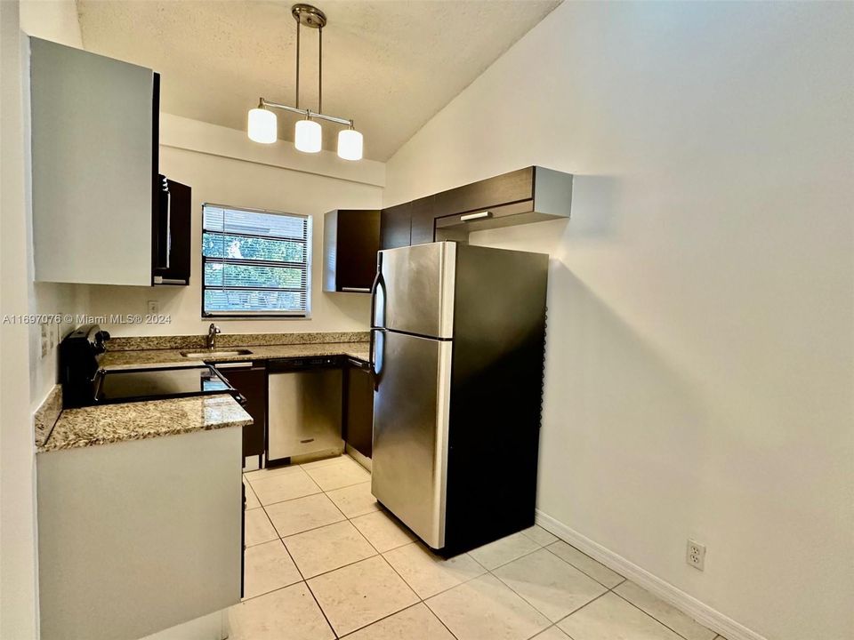 For Rent: $2,000 (2 beds, 2 baths, 868 Square Feet)