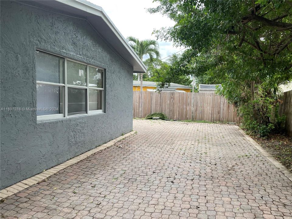 For Rent: $3,000 (3 beds, 2 baths, 1184 Square Feet)