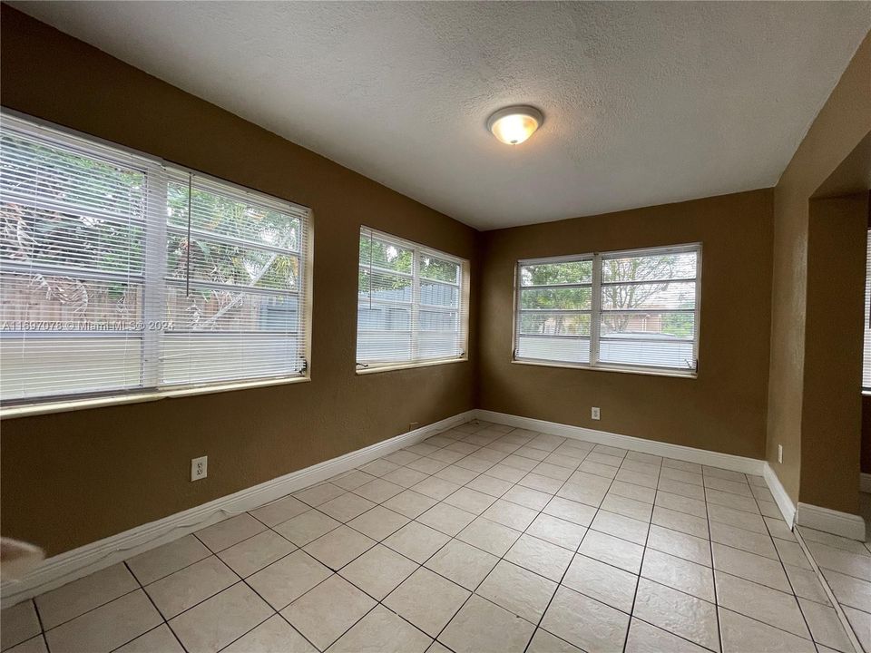 For Rent: $3,000 (3 beds, 2 baths, 1184 Square Feet)