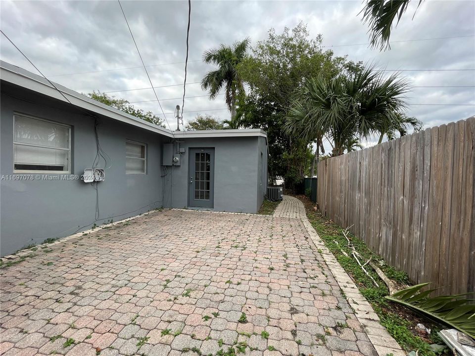 For Rent: $3,000 (3 beds, 2 baths, 1184 Square Feet)